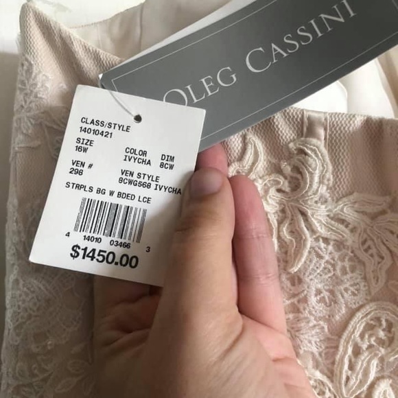 Oleg Cassini Wedding dress - Picture 4 of 10